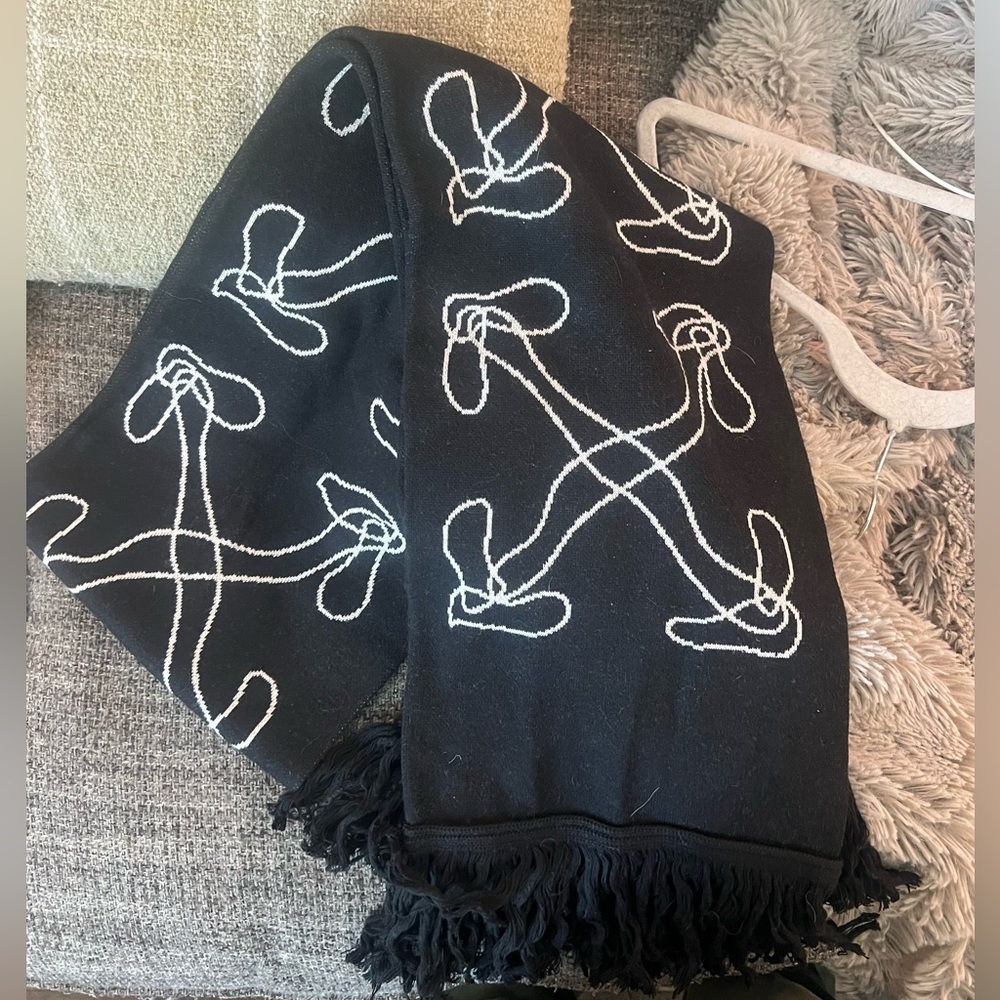 “Off-White” scarf